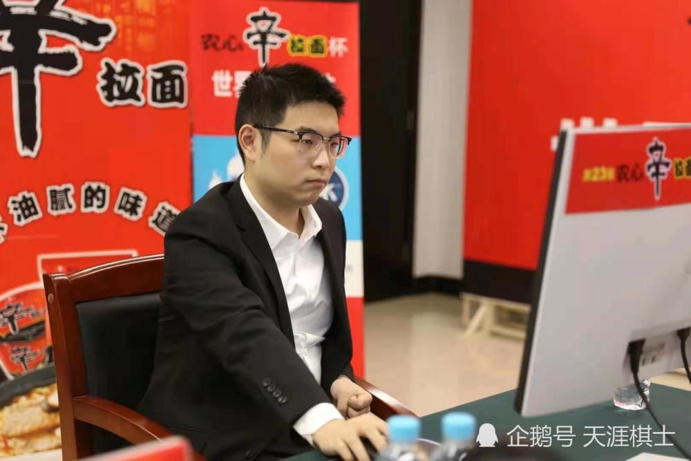 巴萨方面认为，莱万不应该沉迷于他一两年前所做的事情，而应该适应新的现实。